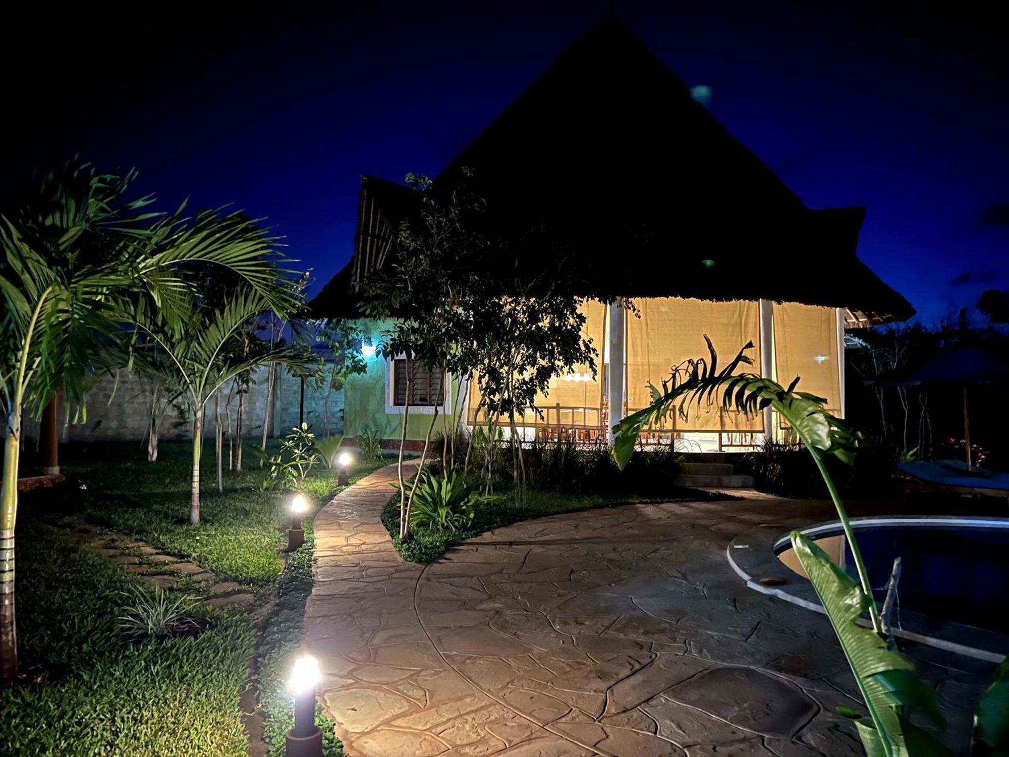 Paradiesische Villa Maisha Mazuri Mit Pool. Terrasse Und Personal Diani Beach Esterno foto